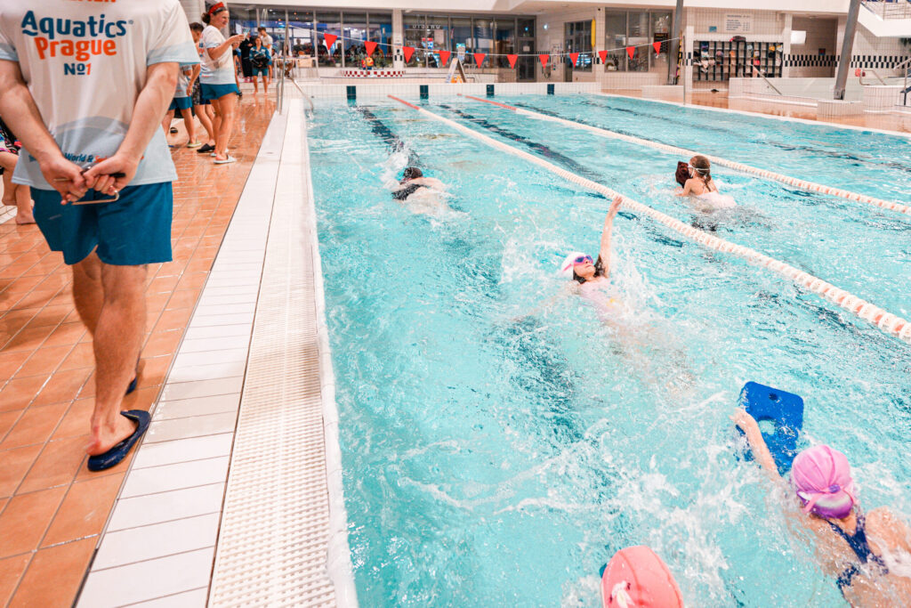 Děti v bazénu - lekce plavání