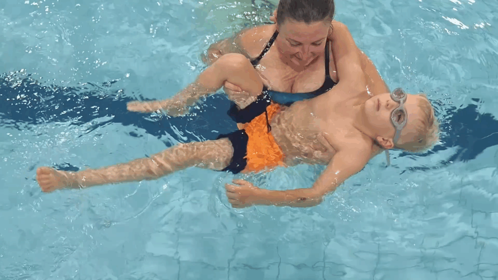 Píďalka: plavecké cvičení pro děti - poloha na zádech a zalití oušek vodou