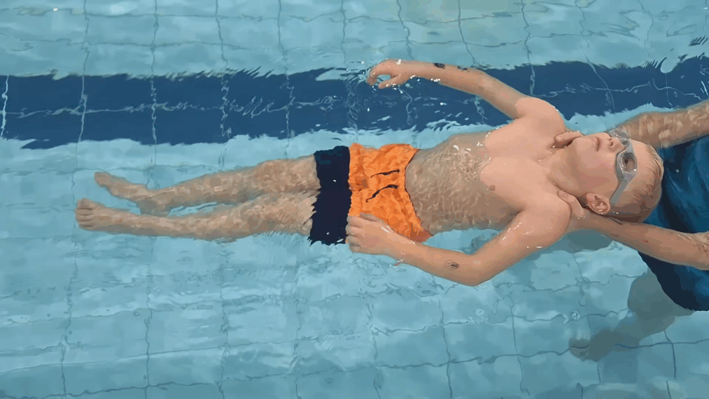 Žížala: plavecké cvičení pro děti - poloha na zádech a zalití oušek vodou